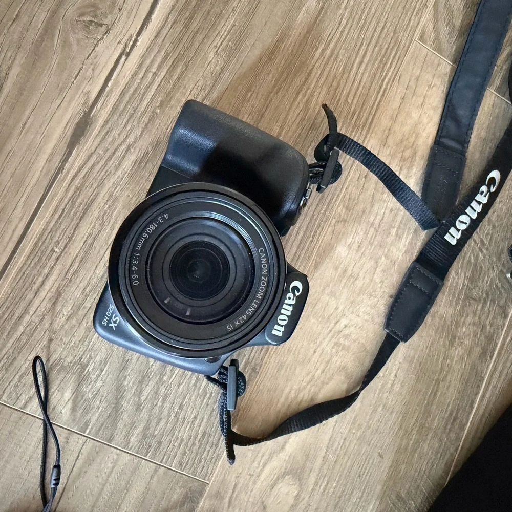 Canon Powershot SX520 HS Camera with Camera Lens Cover and Camera Bag